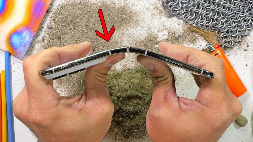 Na tento test všichni čekali. iPhone Duo přežil torturu ostrými hroty, poté ale kapituloval
