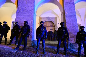 Lidé protestovali u sněmovny proti záměru zrušit poplatky