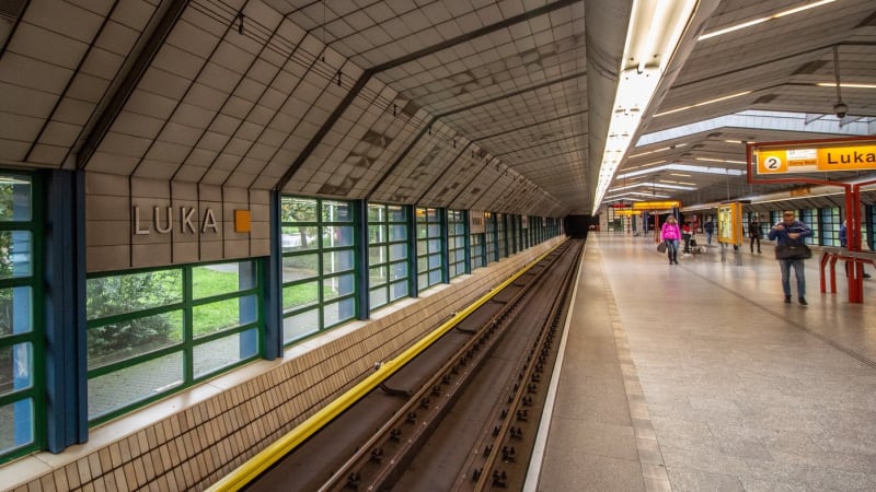 Metro v Praze zastavil pád člověka. Provoz byl přerušen na části linky B